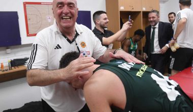 «Λύγισε» ο Μήτογλου στα αποδυτήρια (pics)