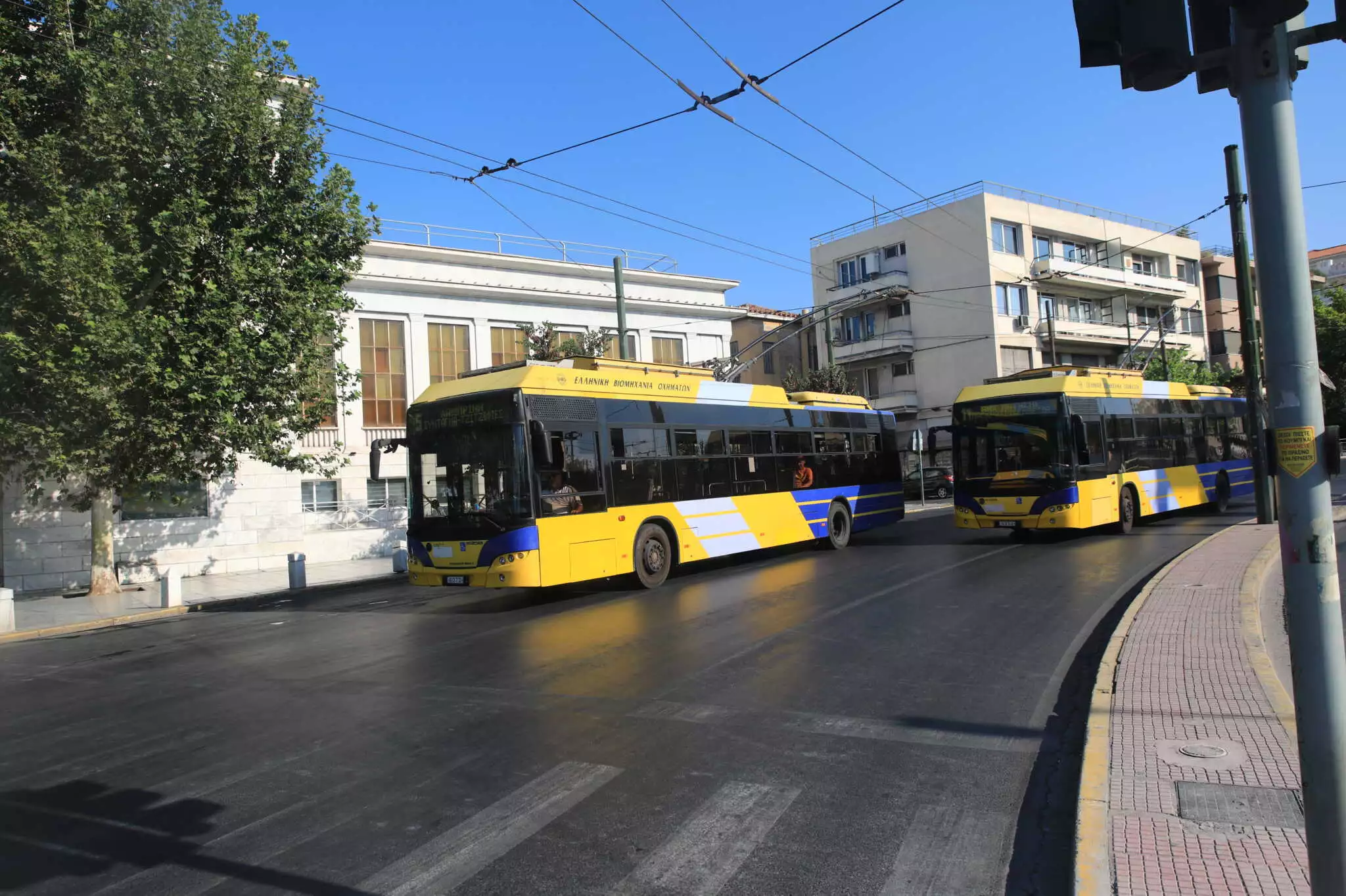 ΕΚΤΑΚΤΟ: Τροχαίο με τουριστικό λεωφορείο και τρόλεϊ στην Πανεπιστημίου!