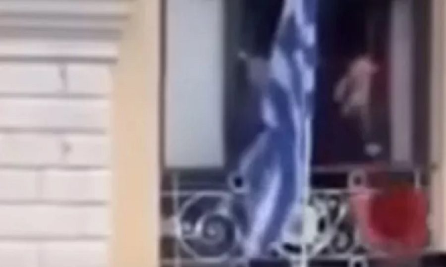Σοκαριστικό βίντεο: Ατύχημα στην πρώτη Ανάσταση της Κέρκυρας, «έφαγε» τον μπότη στο κεφάλι