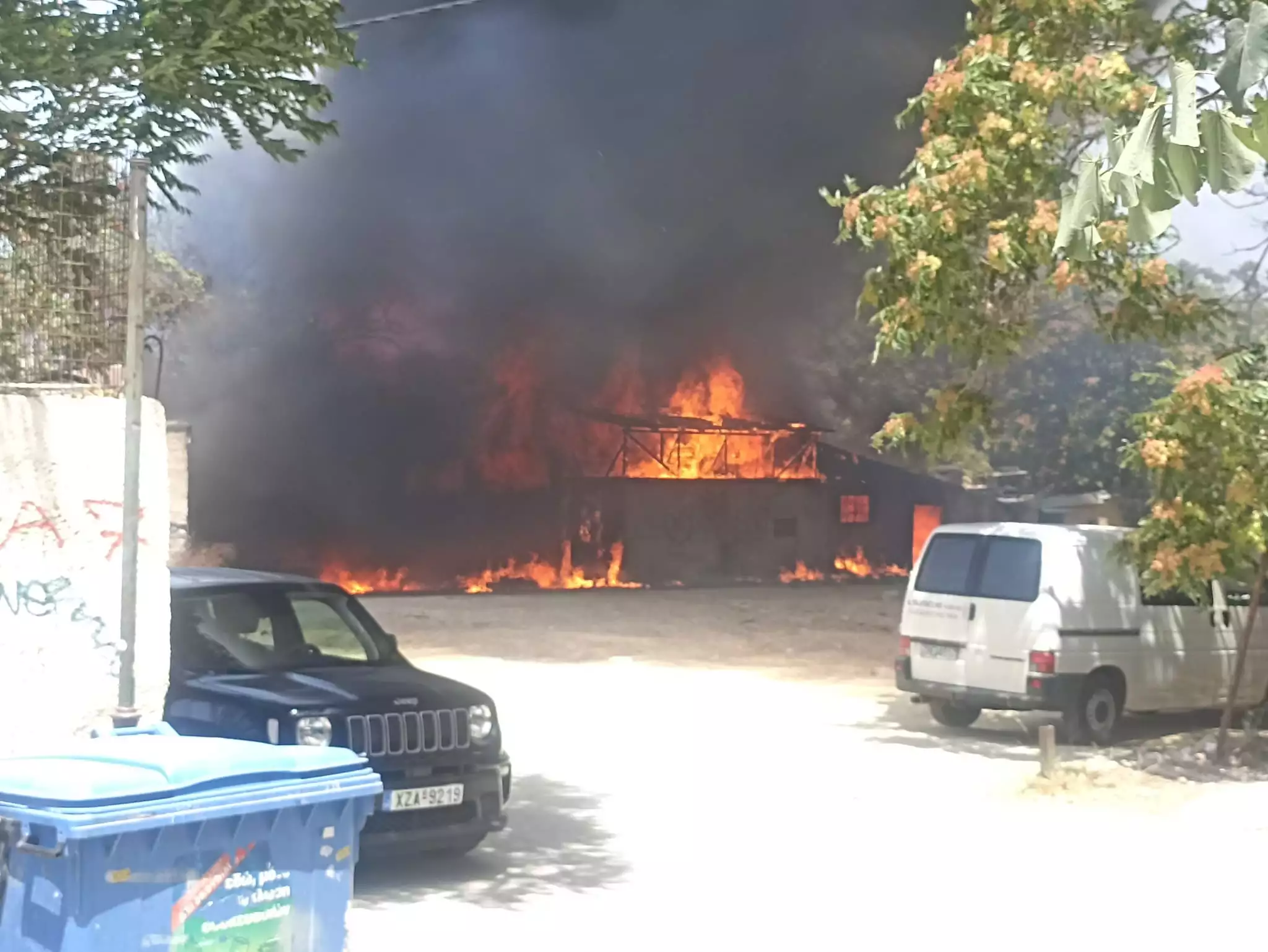 Φωτιά σε κτίριο στο Μοσχάτο και μήνυμα από το 112: «Καπνοί κατευθύνονται στην περιοχή σας, κλείστε πόρτες και παράθυρα»